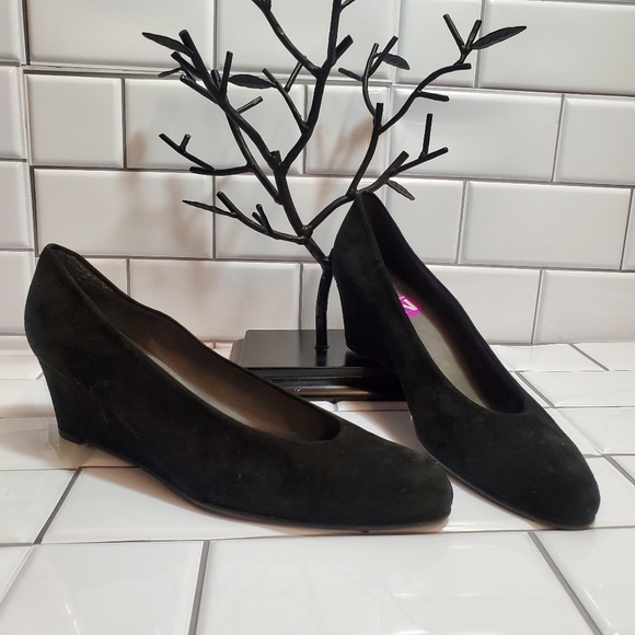 STUART WEITZMAN  Black Suede Wedge Pumps Size 9N - Picture 1 of 7